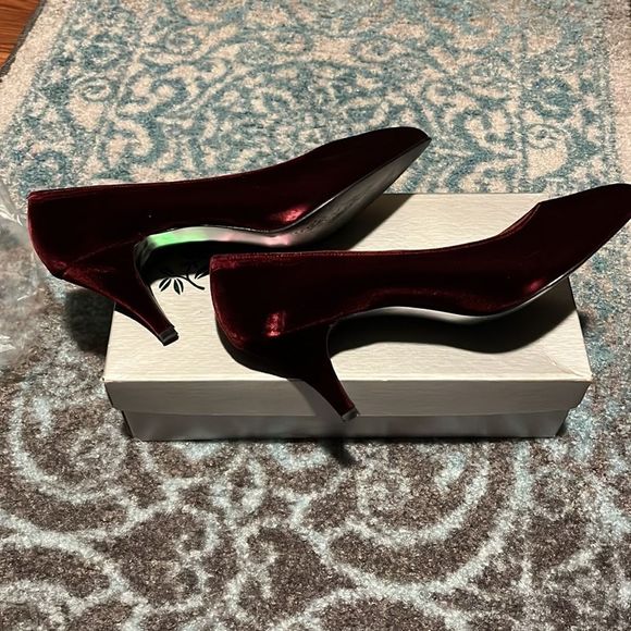 Coloriffics Velvet heels Size 8 1/2 M - Picture 3 of 5